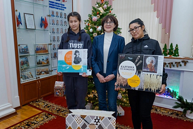 Депутаты доставили подарки 